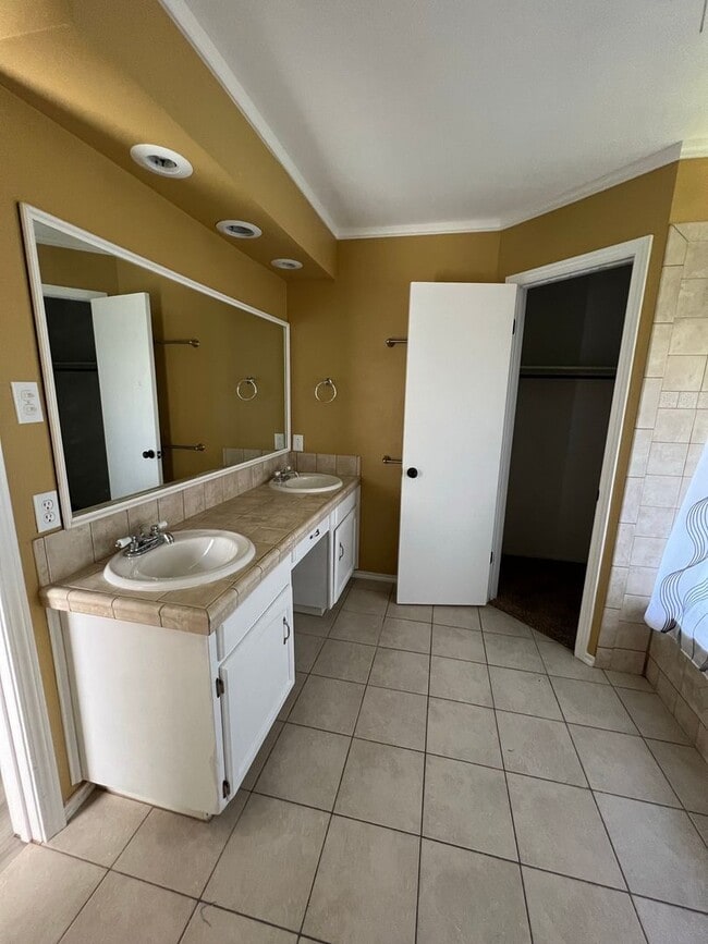 Building Photo - Great Southside Home