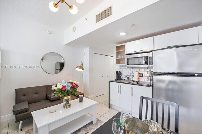 Building Photo - 1750 N Bayshore Dr