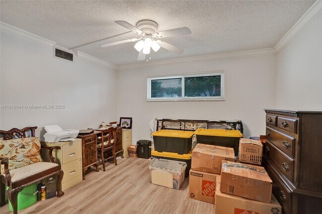 Building Photo - 9410 N Hollybrook Lake Dr