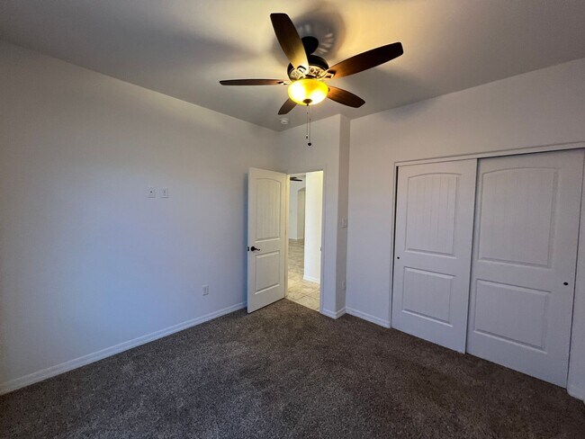 Building Photo - 4 BEDROOM HOME!