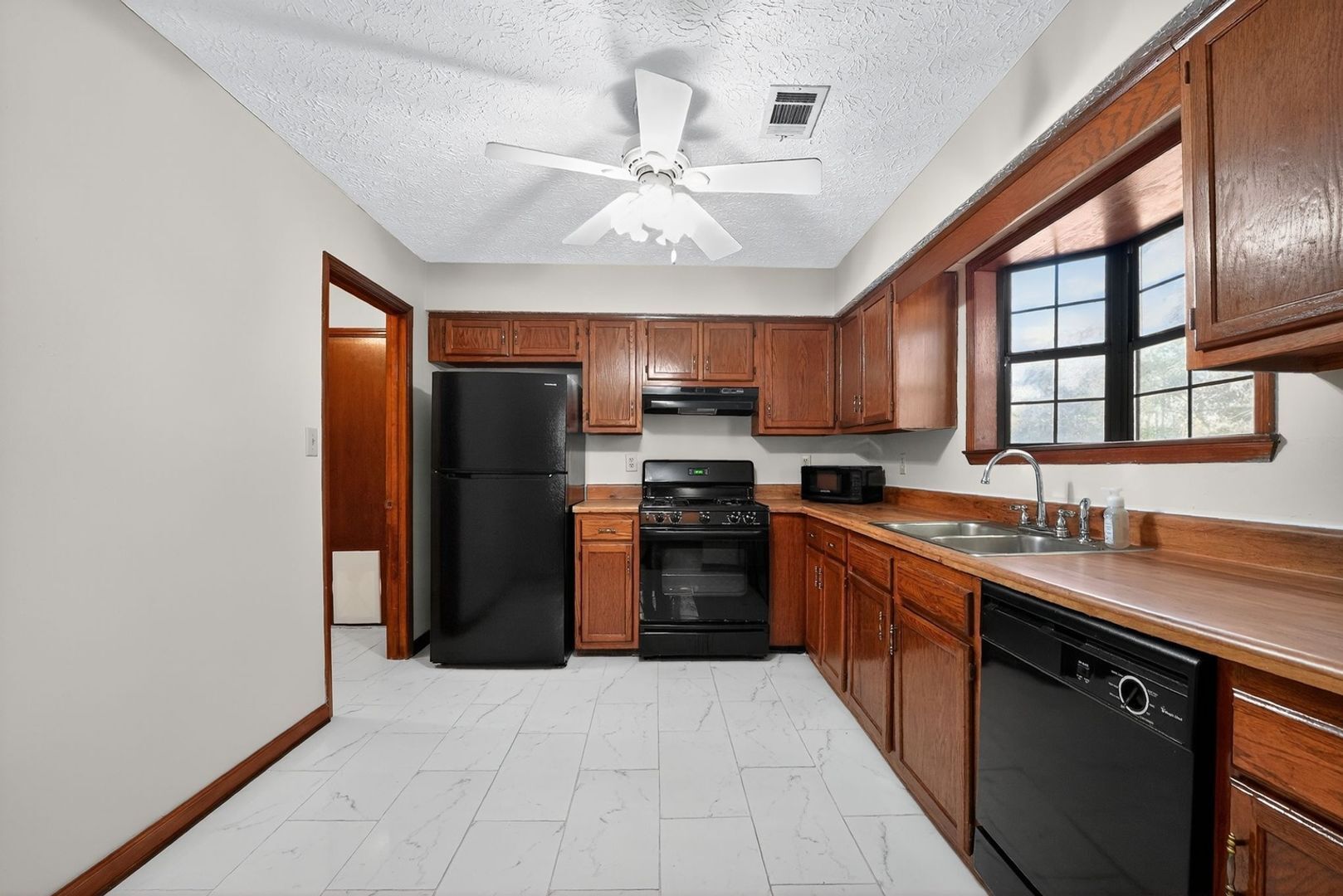 Building Photo - 165 Paces Dr