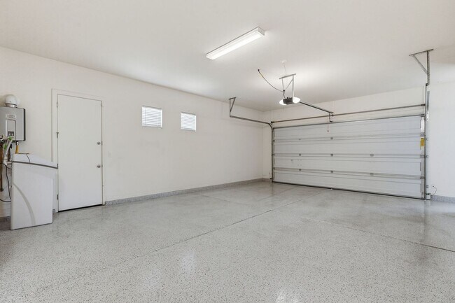 Building Photo - Gated Community Amazing ameneties