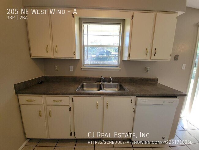 Building Photo - 205 NE Westwind Dr