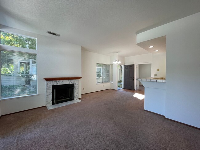 Building Photo - Private 2bd/1ba Condo with 1 car garage - Available Now!