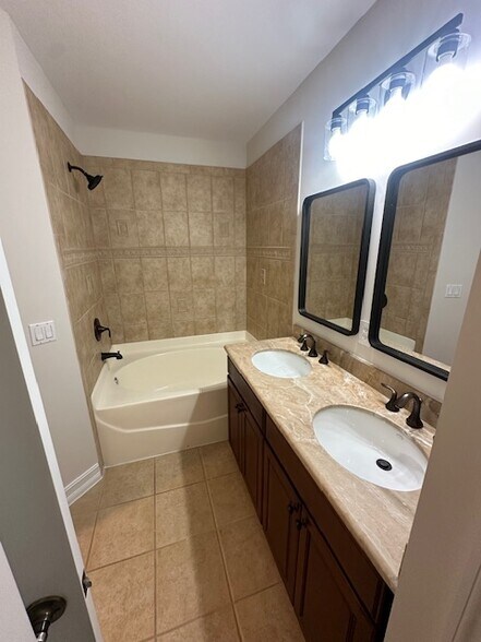 Primary bath - 10261 Olivewood Way