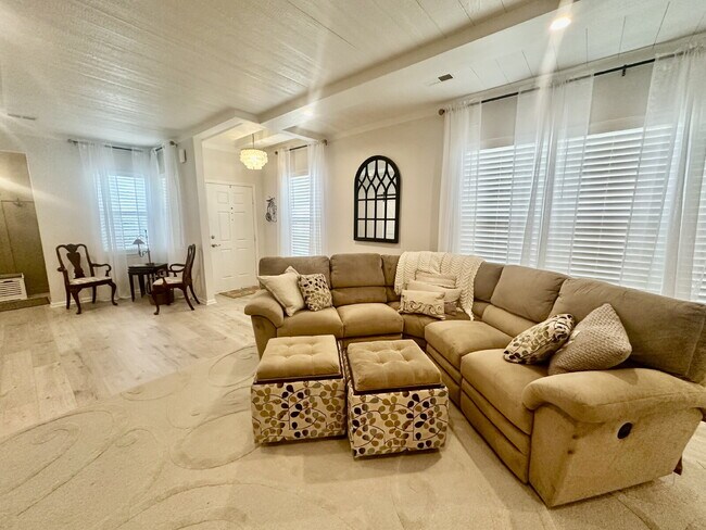 Building Photo - Beautifully Updated Elegant two Bedroom Ho...