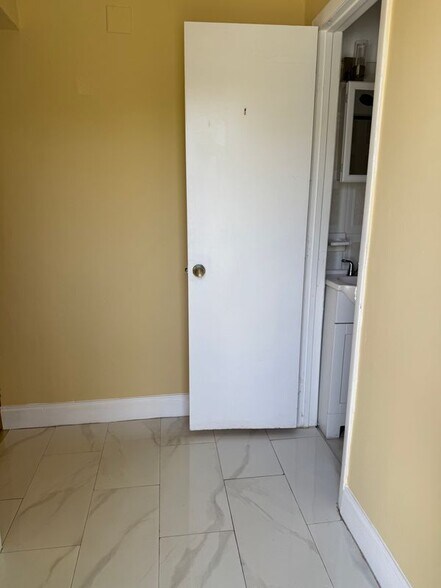 Building Photo - 14940 S Spur Dr
