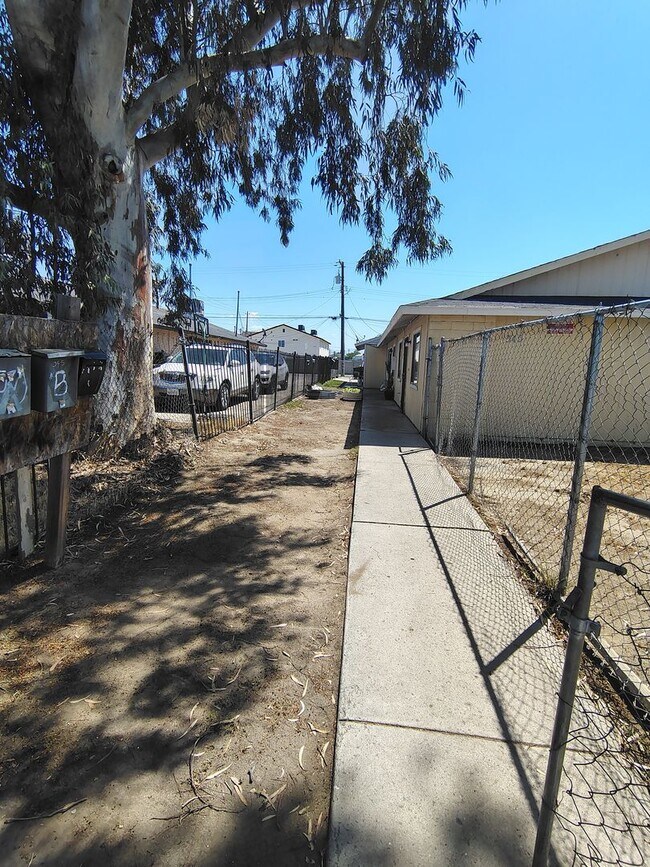 Building Photo - 2 Bed / 1 Bath – Gated Unit with Private Patio | Bakersfield