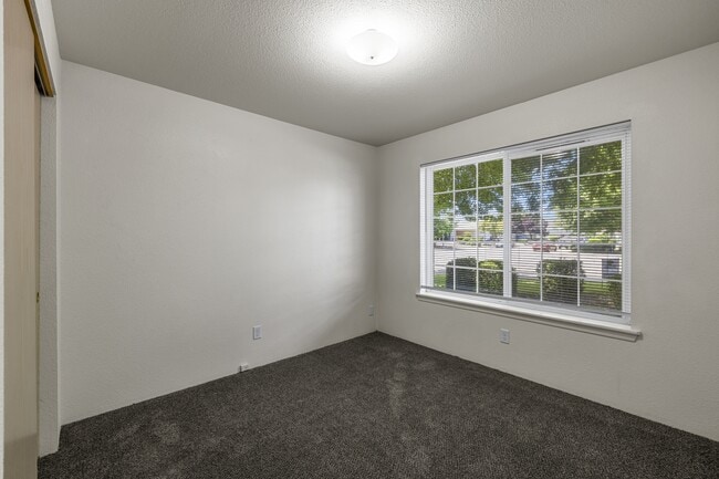 Building Photo - 3040 Sheraton Ct