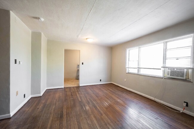 Building Photo - "Charming 1-Bedroom Retreat with Hardwood ...