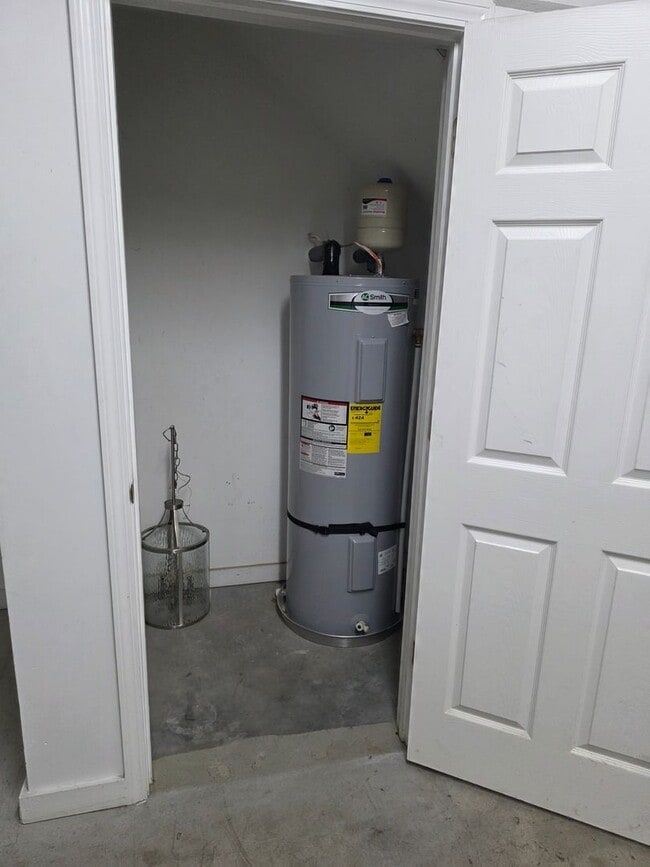 Building Photo - 3 bedroom 3 bath townhouse with one car ga...