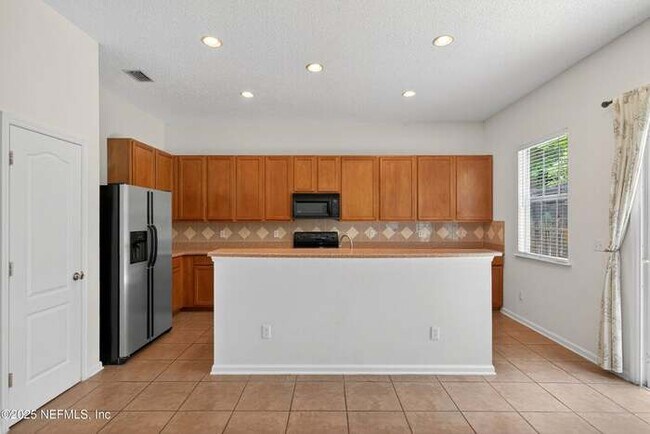 Building Photo - 872 Collinswood Dr W