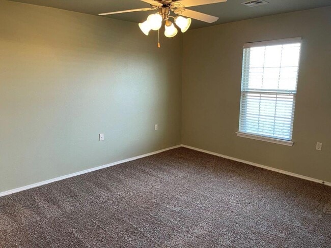 Building Photo - 2 bed Senior Living with All appliances an...