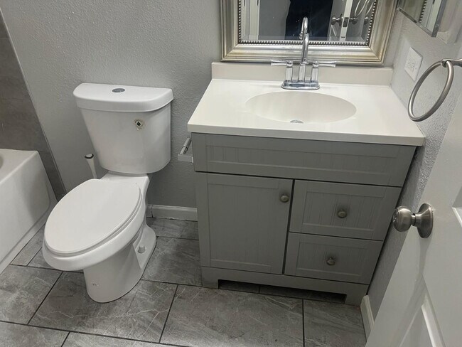 Building Photo - 5406 S Hazelton Ln