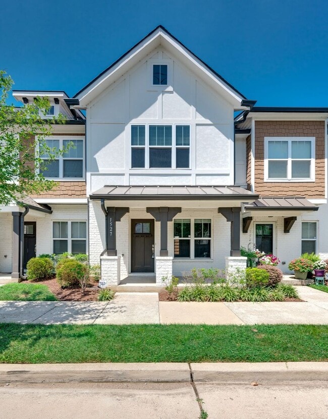 Building Photo - Beautiful 2BE/2.5BA townhouse located in the very desirable Nations!