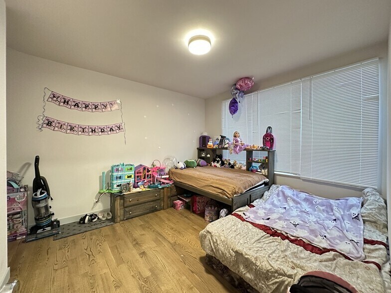 Building Photo - 2341 W Walton St