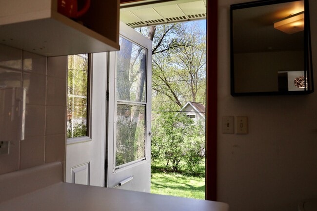 Building Photo - 2BR+ Flex Room Ranch Home in Monona – Walk...