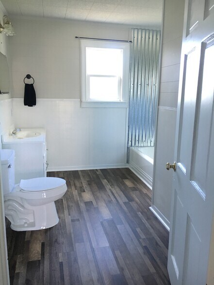 Building Photo - 1404 N Rockwall St