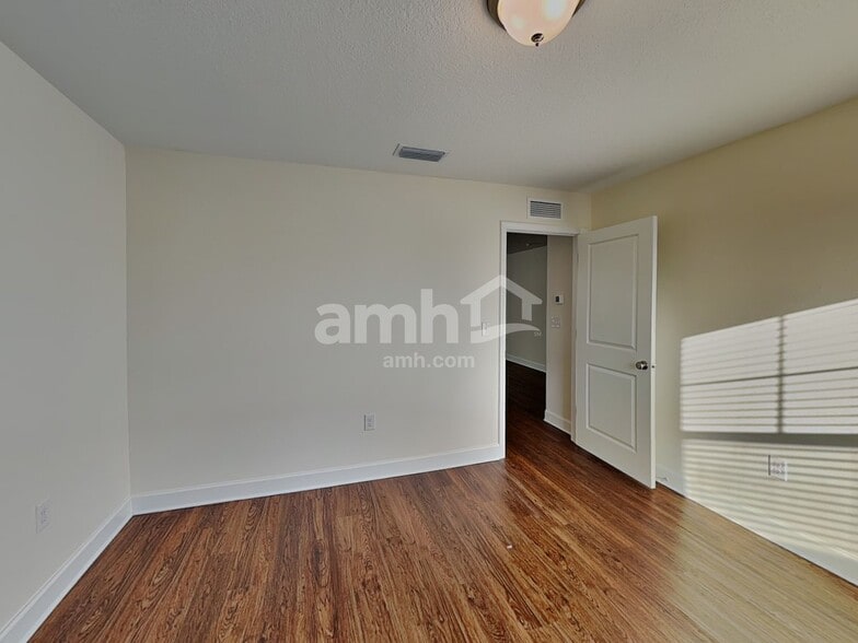 Building Photo - 524 Pine Terrace Dr