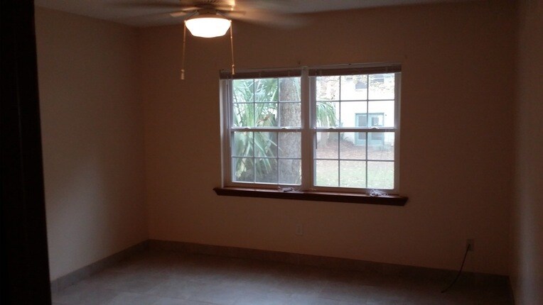 Building Photo - 2325 West Pensacola St 139