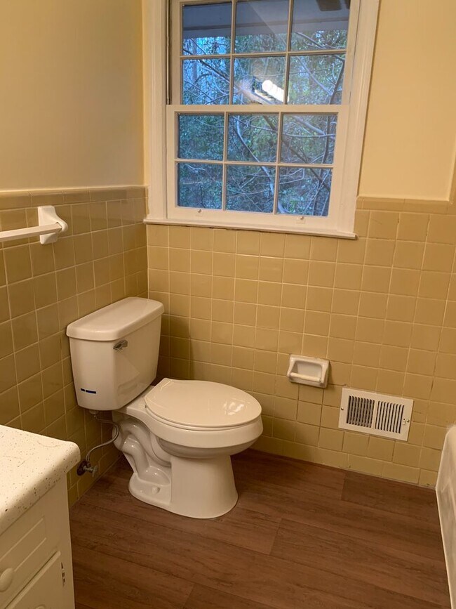 Building Photo - 4 BR 3 BATH in Cedar Creek!