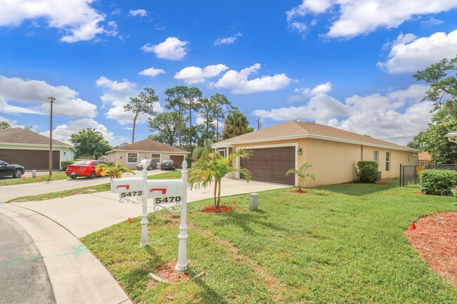 Building Photo - 5472 Club Cir