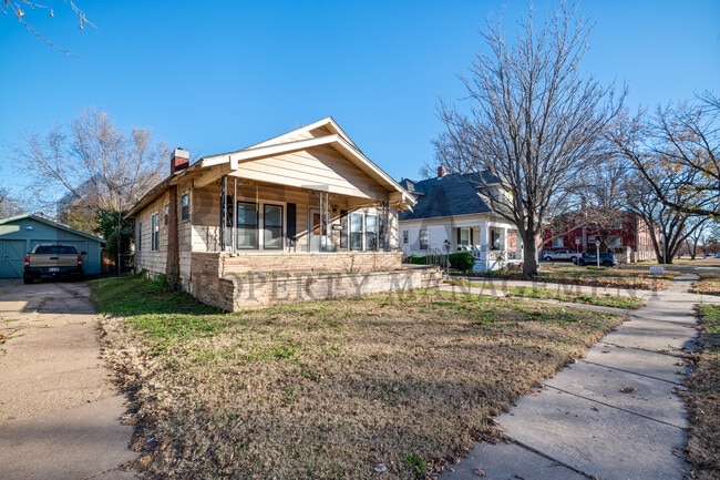 Building Photo - 806 N Faulkner St