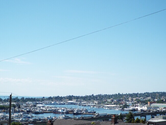 Building Photo - Spacious 1BR w/ Off-Street Parking | Quiet 4-Unit Building + Pet Friendly