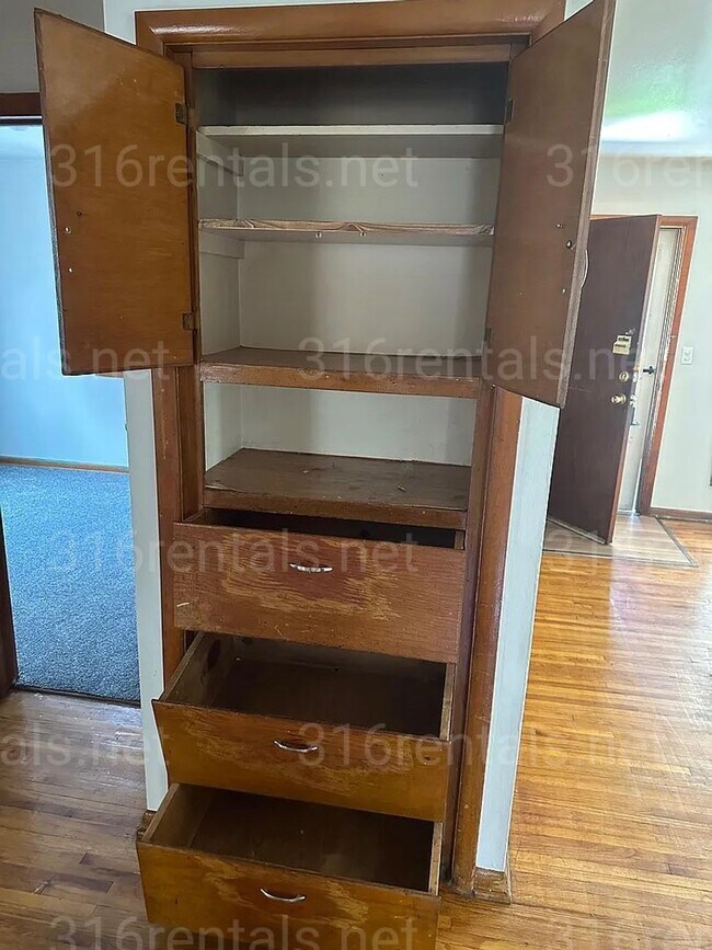 Building Photo - $975 - 4 bedroom / 1 bathroom - Single Fam...