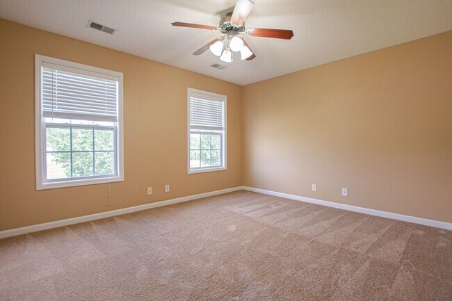 Building Photo - Pet Friendly Three Bedroom with Bonus!