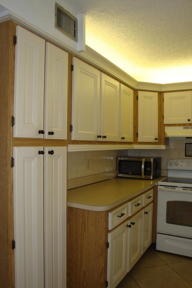 Building Photo - 723 Sunny Pine Way