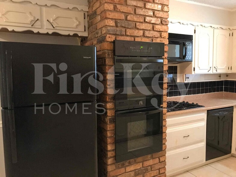 Building Photo - 2710 Peachtree Ln