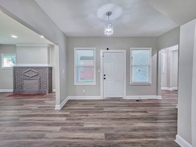 Building Photo - Beautifully Renovated 4 Bedroom Home in th...