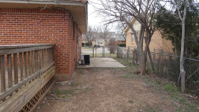 Building Photo - 605 SW 45th St