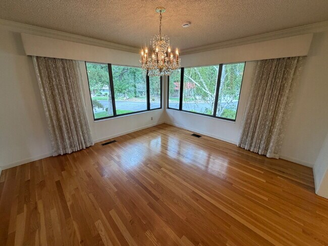 Building Photo - Lakeridge Shores Home!