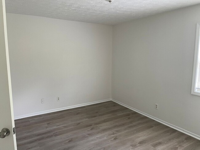 Building Photo - Find Your Perfect Home at Phoenix City Apa...