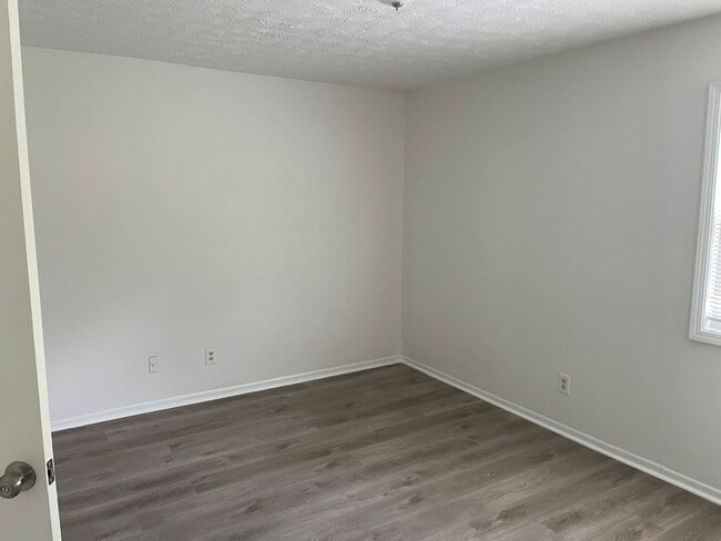 Building Photo - Modern 2-Bed, 1-Bath Oasis with Central Ai...