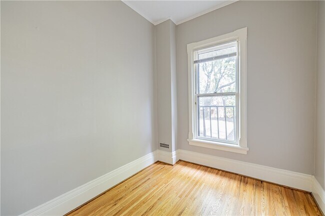 Building Photo - 136 Gibbs St