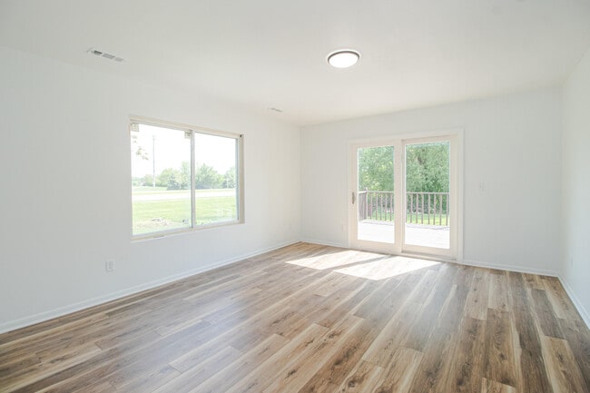 Building Photo - 1410 S River Rd