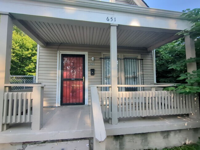 Building Photo - Beautifully renovated 3 bedroom/1 bath house!