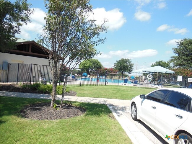 Building Photo - 753 Great Oaks Dr