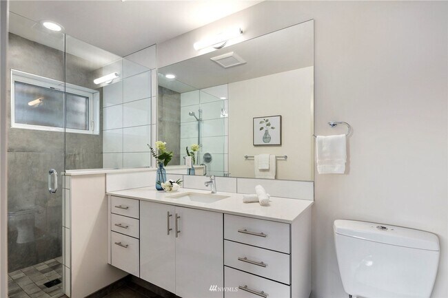 Building Photo - Contemporary 3 Bed 2.5 Bath Home with Rooftop Deck in Ballard