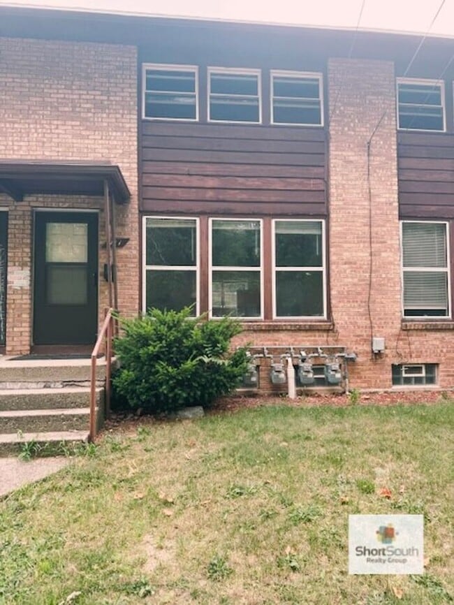 Building Photo - NE Side 2 bed 1 bath Townhouse