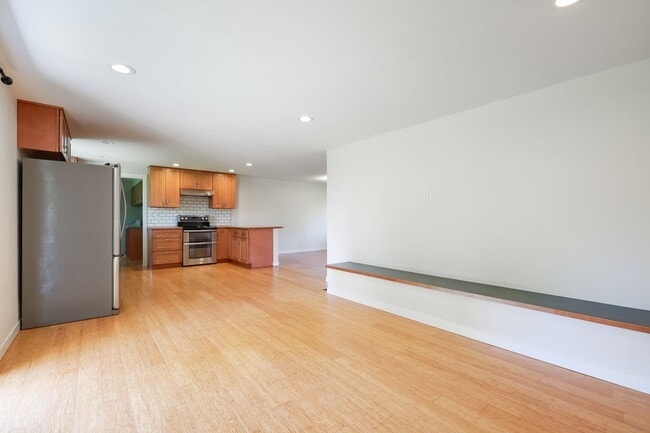 Building Photo - Room to roam! 3 bed, living, dining, den, ...