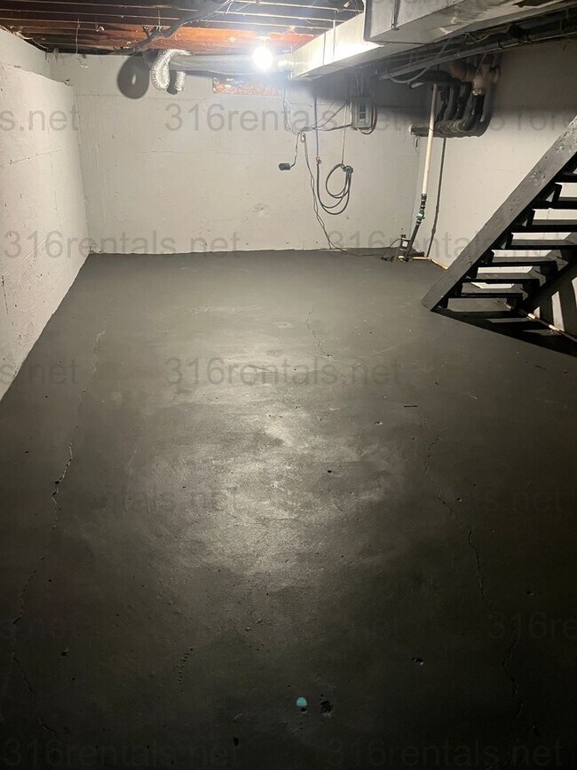 Building Photo - $795 - 2 bed 1 bath - Duplex