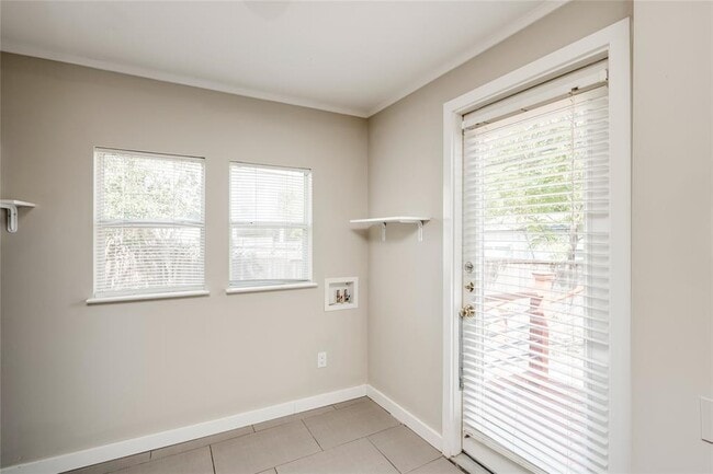 Building Photo - 5602 Roosevelt Ave