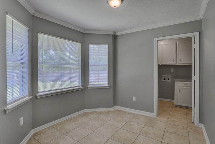 Building Photo - 211 Oak Brook Dr