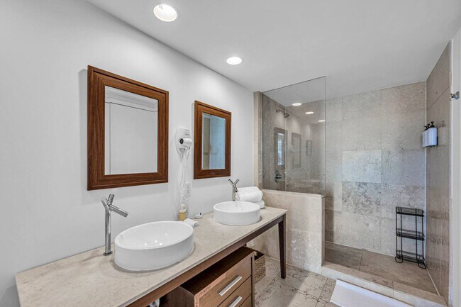 Building Photo - 485 Brickell Ave