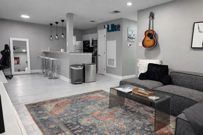 Building Photo - 2450 Ashdale Dr