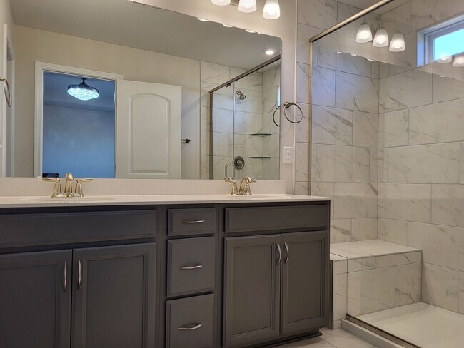 Building Photo - 4 Bedroom townhouse in Davidson